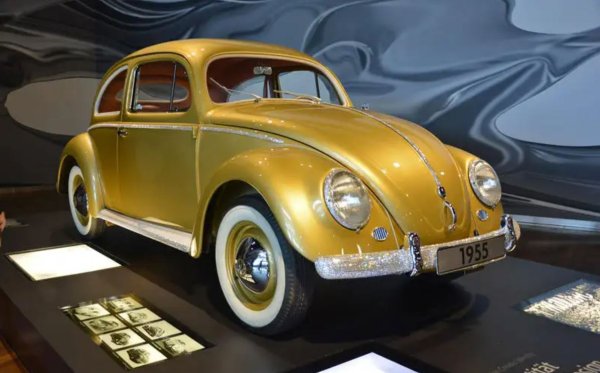 Синоним на германска кола. Първоначално замислен като автомобилът за масите по време на хитлеристка Германия и проектиран през Втората световна война, моделът се превръща в реалност благодарение на британската армия, която стартира производството на Beetle през 1946 г. Въпреки че първите коли са с мощност от 25 к.с., те се оказват издръжливи и лесно за управление.
Последният Beetle с този дизайн слезе от производствената линия в Мексико през 2003 г., след като бяха произведени около 21,5 млн. броя от модела.
